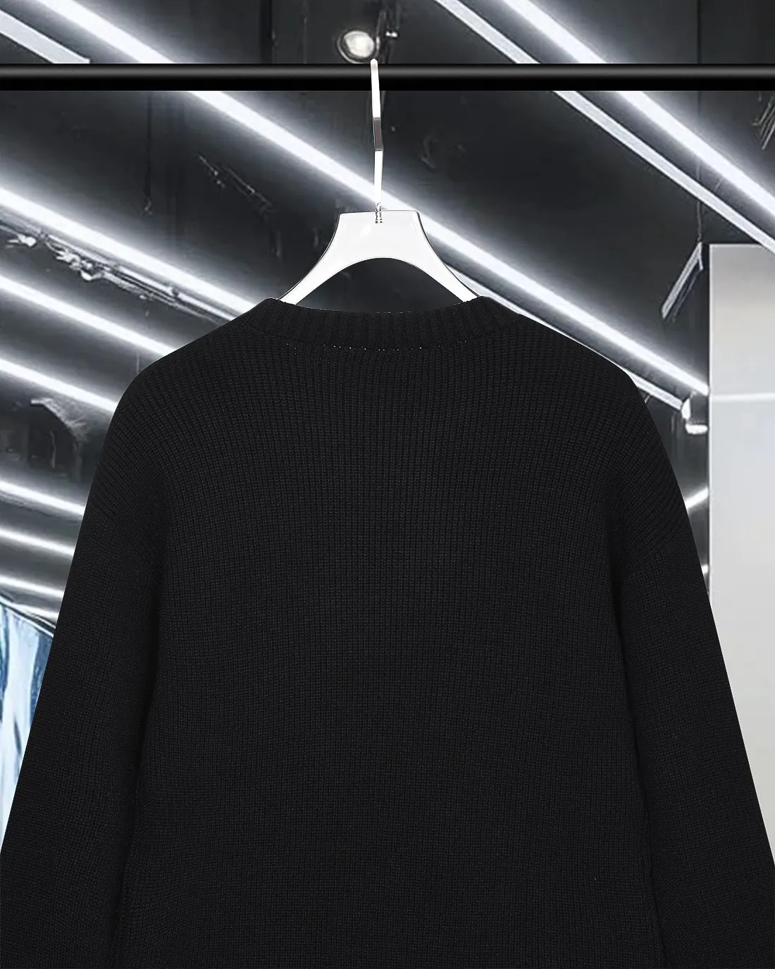P270 Chrome Hearts/Cro Heart OS Loose Fit 2025fw Autumn and Winter New Style Classic Customized Leather Cross 🪡logo Round Neck Long Sleeve Off Shoulder Sweater Wool Sweater Imported Wool Blended Fabric Exquisitely Upgraded, Inspired by the 1980s Retro Original Fabric Official Same Style Round Neck Long Sleeve Suit Customized Mesh Sweater Thick Knitted Fabric Feels Very Comfortable Latest Brick Cabinet Synchronization for Spring and Summer Fashionable and Individual Super Versatile and Good-looking Style Very Suitable for Men and Women A must-have for everyone, hang tag, collar label, washed wheat, three labels complete. Color: black. white. Size: M-3XL